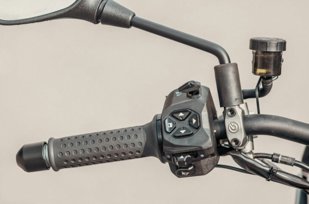 MOTO GUZZI　V100　マンデーロ