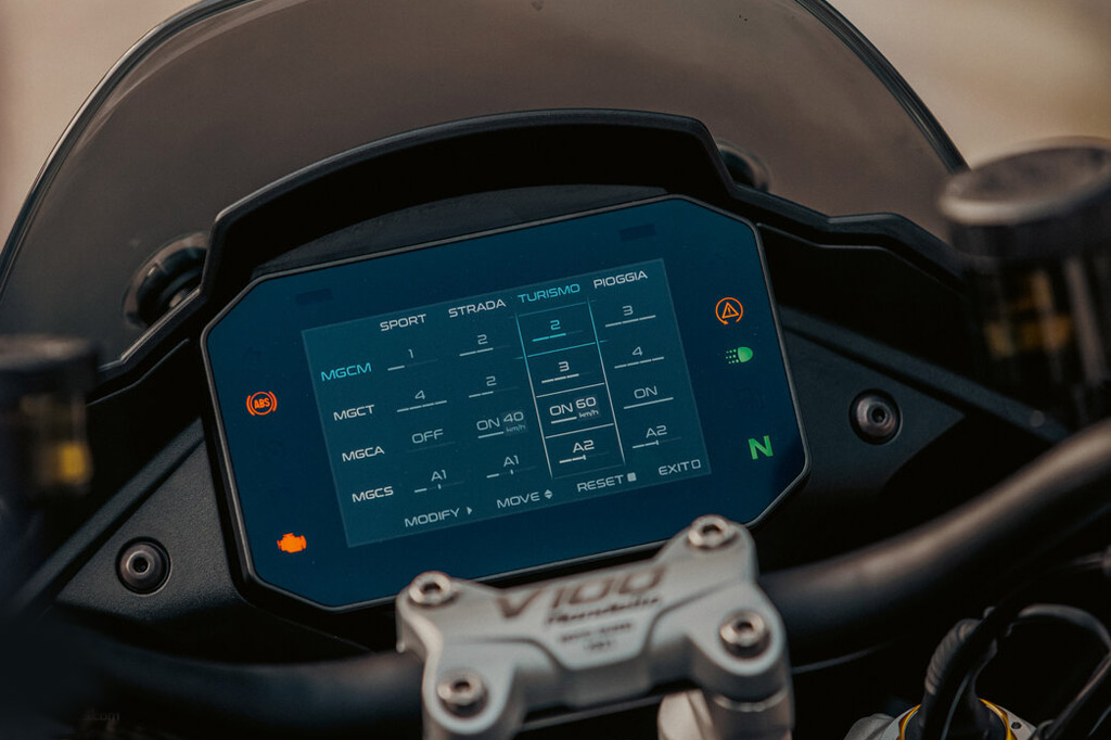 MOTO GUZZI　V100　マンデーロ